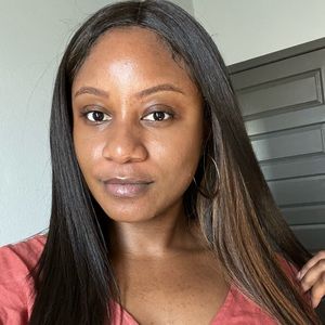 Meet your Posher, Cynthia